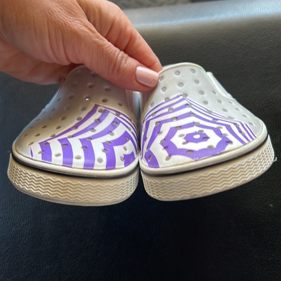 Toddler girls Native shoes gently worn size C8💜 - Picture 6 of 7